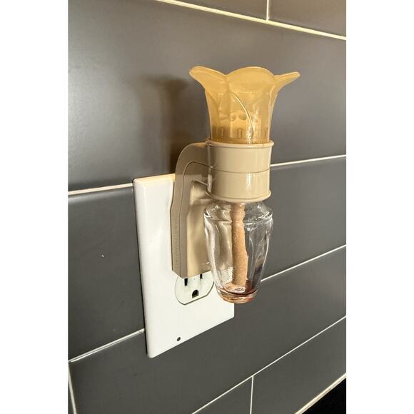 Bath & Body Works Wallflower Plugin Home Fragrance Diffuser Set Of 2 NO Lights - Picture 5 of 11